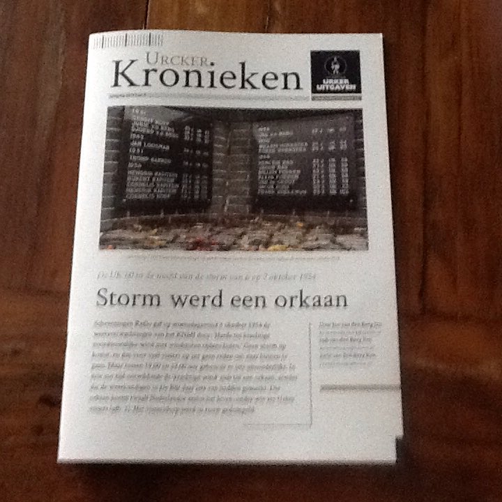 Afgelopen zaterdag op de Eerste Dag van de Urker Geschiedenis een indrukwekkende uitgave van #urckerkronieken door #stichtingurkeruitgaven mogen ontvangen. Aanrader om te lezen.#UK60Neeltje