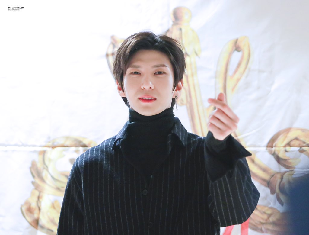 uniwithleo's tweet photo. [HQ] 191027 포토타임
 @JUNGTW_LEO 
오늘은 목폴라 오빠다🥰🥰
여러분도 따뜻하게 입고 다니기><😊
#빅스 #VIXX #레오 #LEO #정택운  #마리앙투아네트 #택르젠 https://t.co/5jw7MWBQ1Z