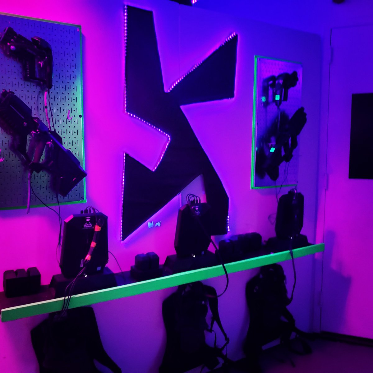 TwistedRealit17's tweet photo. Locked and Loaded at Jump Into The Light - NYC

#twistedreality #jumpintothelight #vrnyc #vr #vrgaming https://t.co/ZQtAzYRMx8