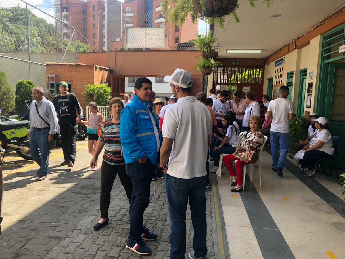 personeriamed's tweet photo. #Elecciones2019 l Personero de Medellín, @GuillermoDuranU recorre a esta hora diferentes puesto de votación de la Ciudad, verificando el ejercicio democrático en la jornada electoral. Hasta el momento todo transcurre con total normalidad. #DondeTodosContamos https://t.co/wvsaWN1pcl