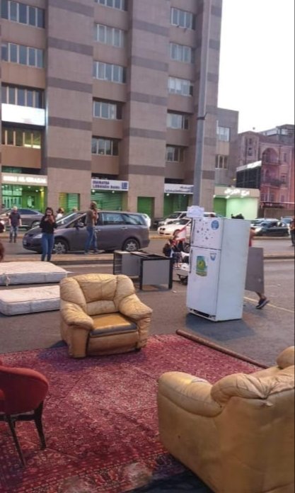 الجاهل أخطر من الفاسد.
وبيزعلوا لما نقول هالثورة ما عادت تشبهنا.
شو بتقولوا للختيار يلي صفرن من القهر والست يلي ايام ما بتلاقي بيضة تاكلها؟
اذا في كبير بهالثورة ضبوا هالمخابيل هودي خطرين متل الفاسدين يلي هلق هني وعم يهرّبوا مصرياتهم عم يضحكوا عليكم.
الله لا يكبركم
#سيسرونا
#هراء