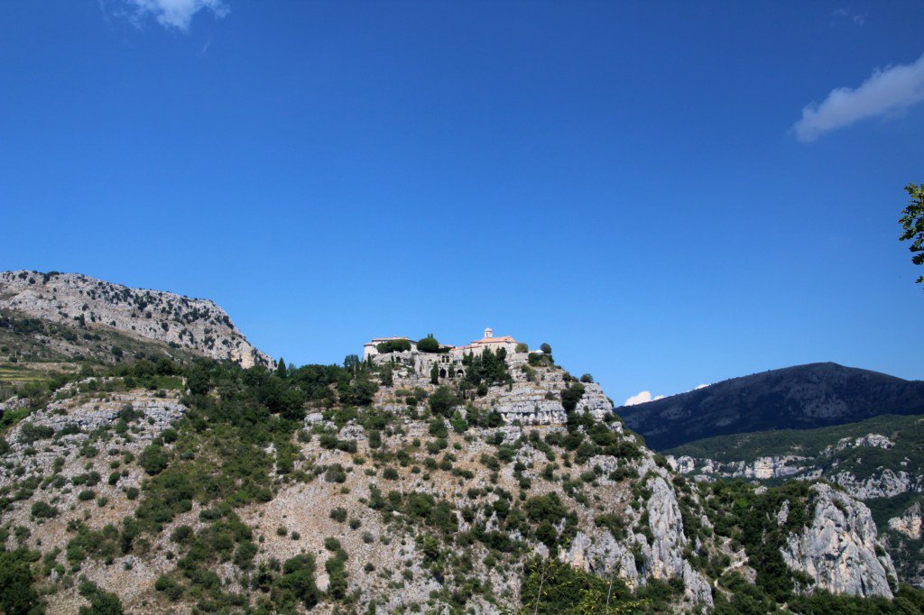 ViaggiareAndrea's tweet photo. Partiamo alla scoperta del magico entroterra di Nizza visitando #Grasse #Gourdon e #SaintPauldeVence. #Fracia @visitfrance #CotedAzurFrance https://t.co/FzXoDvM7A4 https://t.co/5BRg0eBnZz