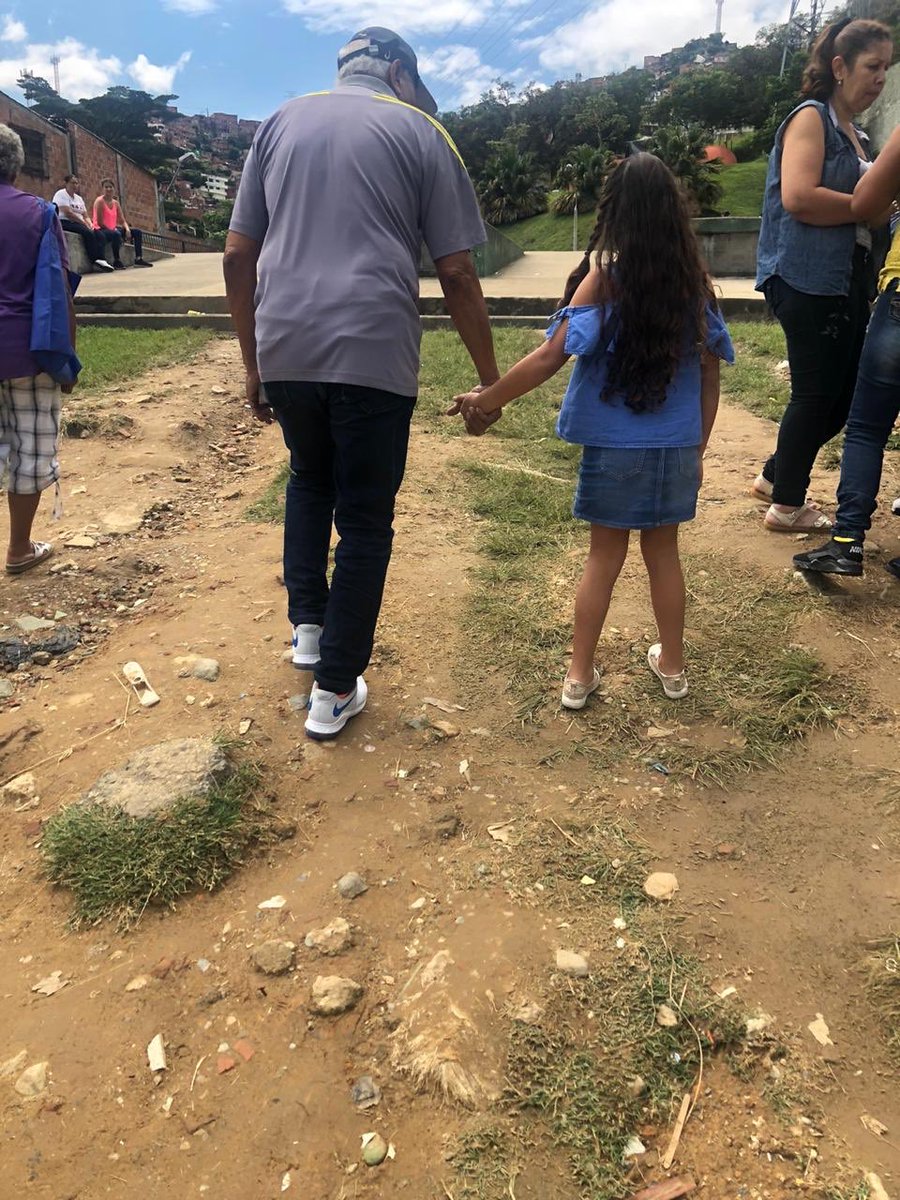 SantyMartinezM's tweet photo. De su mano y con su compañía, todo es más fácil. Por la niñez, los adultos mayores, la juventud, el deporte, la educación y el cuidado de nuestros recursos, vota #U53 a la Asamblea de Antioquia. https://t.co/THd9QTktG9
