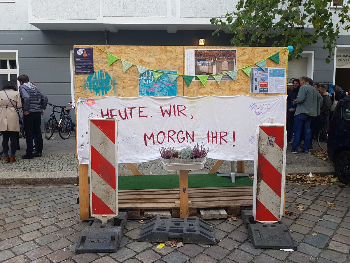 200Haeuser's tweet photo. #Protest Fest am #ProtestPodest.
Grosser Zuspruch & #Solidarität der Nachbarschaft & den #200Häuser|n für @CorinthStr53.
U.a. vor Ort: @LieblingXhain, @f_schmidt_BB, @ctrautvetter, @HeimatNeue, @gloreiche36 & #KMA mit interessanten, erhellenden & mutmachenden Redebeiträgen. https://t.co/rhayHsp8LF
