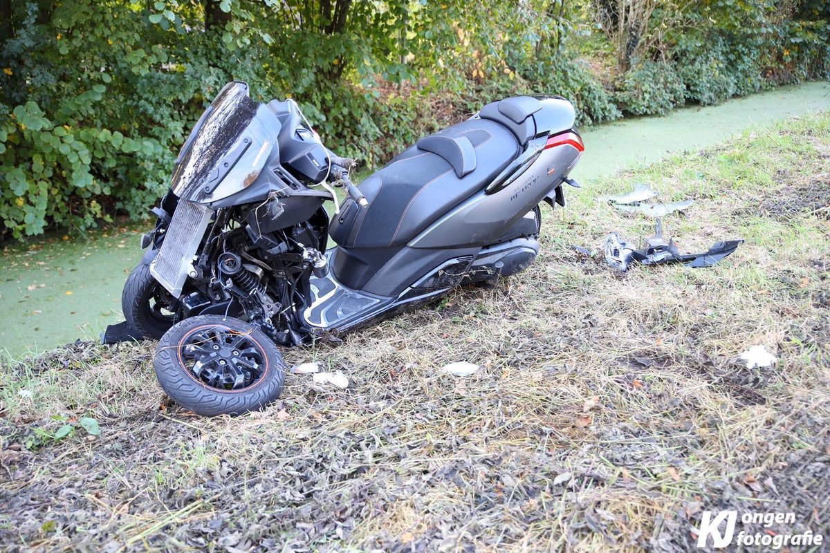 District16nl's tweet photo. Op de #N446 bij #Leiderdorp zijn een motorrijder en een personenauto met elkaar in botsing gekomen. De bestuurder van de motor wordt onderzocht in de ambulance. Beide voertuigen hebben bij de aanrijding flinke schade opgelopen. https://t.co/Gfb5w4Cski