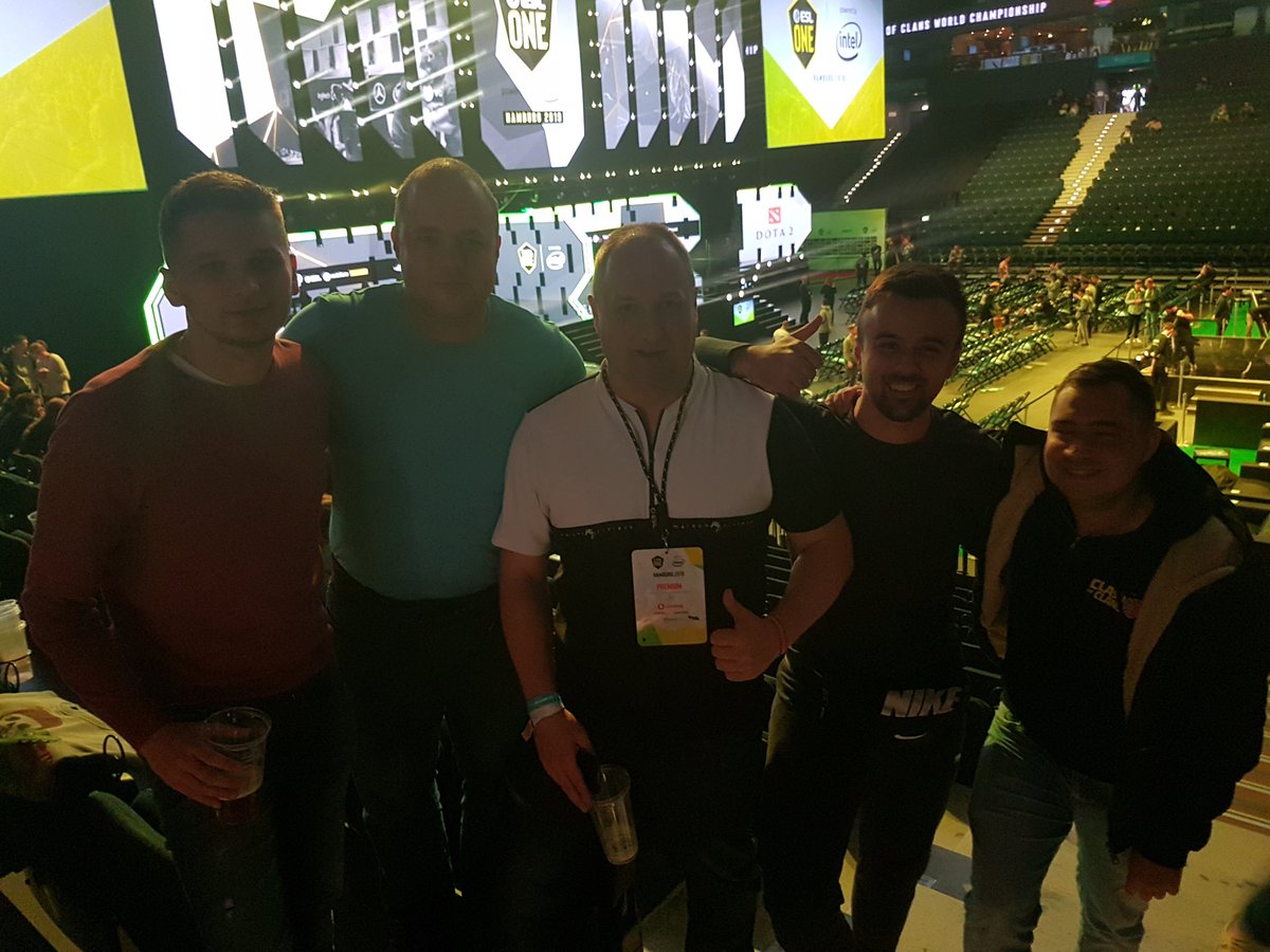 CA team gathered together on final day of the WC in Hamburg!🇭🇷😎

It was a huge pleasure to finally meet some of the biggest names in the Clash world! <a href="/Devourlick/">Darian Vorlick</a> @Time2Clash <a href="/EchoThruMe/">ECHO</a> <a href="/ClashBashing/">Clash Bashing!!</a> <a href="/ClashCory/">Scuba Cory</a>

Thanks all for your time and the cool chats we had,appreciate it!🍻