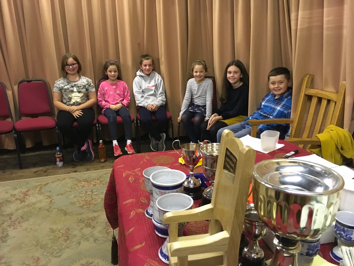 Cystadleuwyr yr Emyn dan 12 yn Eisteddfod Pumsaint