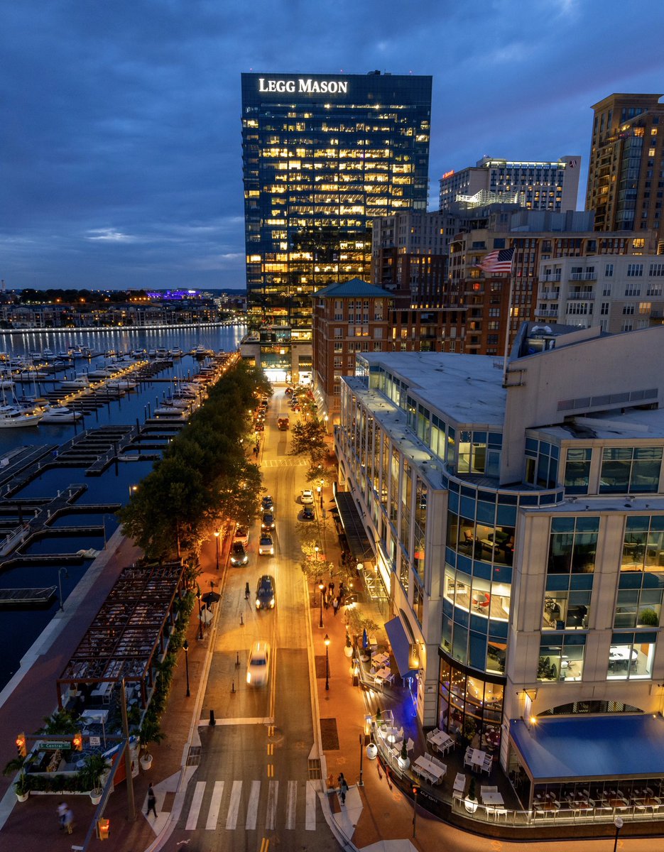 livelibertyapts's tweet photo. City lights ✨🌃 
#harboreast #innerharbor #citylights #nightphotography https://t.co/BYKDshNCrx