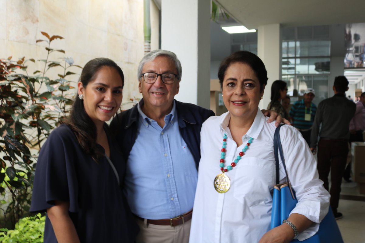 LeonidasLopez_'s tweet photo. Nuestro voto tiene el poder de  darle a Ibagué más y mejores oportunidades. Quiero gobernar a Ibagué con manos limpias y visión de una ciudad moderna. ¡Démonos todos esa oportunidad!#LeonidasLópezAlcalde https://t.co/3E7io8iH1L