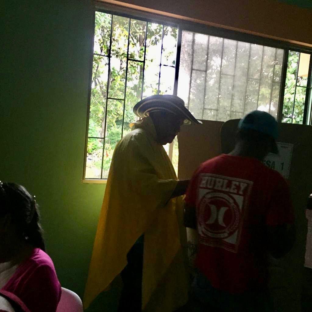 JoseRuizP22's tweet photo. @moecolombia Aquí tienen más detalles, el de la capa amarilla se llama Mincho Ortega, hermano del diputado toño ortega. Ahí está marcando tarjetas electorales por los votantes, siendo que el votante es joven y no tiene discapacidad física que le impida votar. https://t.co/TUrPGHV6Rz
