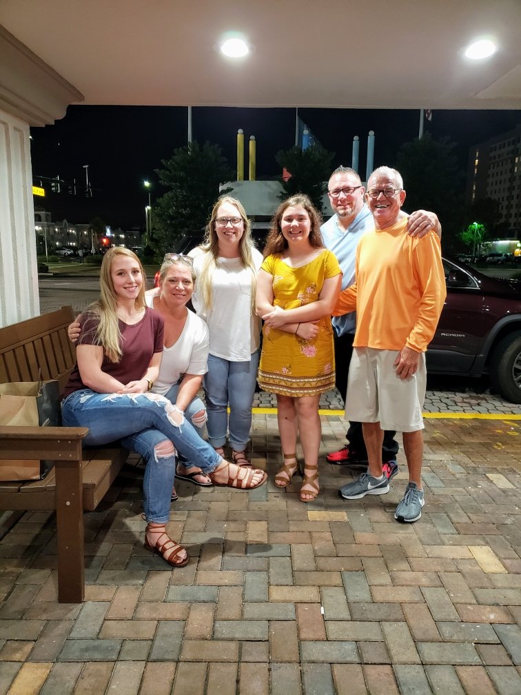 jennifer9674's tweet image. Love making memories with this gang! Such a great dinner and endless laughter. #missingone #universalstudios #rainorshine #makememories
