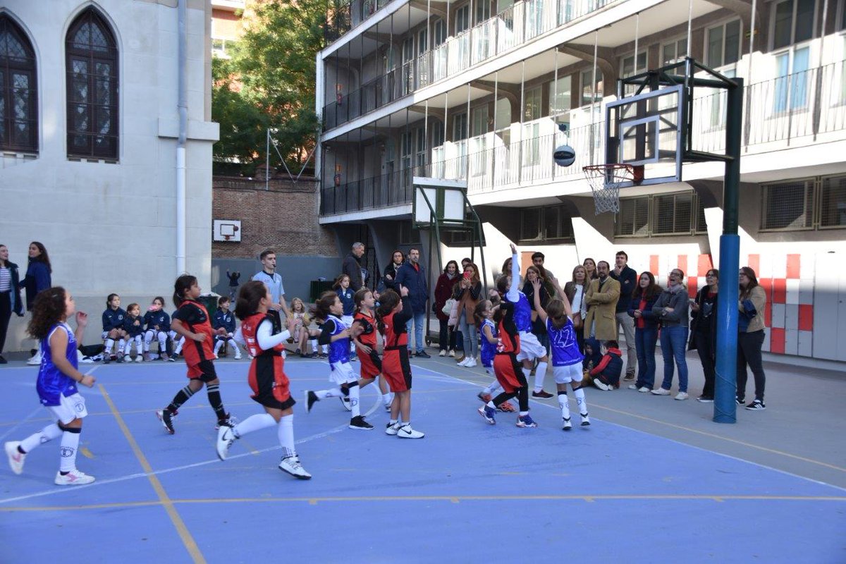 SjPbasket's tweet photo. Muchas de nuestras #TortugasSJP jugaron el sábado el primer partido de su vida 👏🏻👏🏻

El #BenjaminFem11 debutó en liga ante @ClubPilaristas y ninguna jugadora lo olvidará 😃

#ComoNosGustanNuestrosMinis 

#VamosSJP https://t.co/YcdDj2xQAW