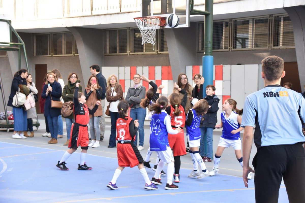 SjPbasket's tweet photo. Muchas de nuestras #TortugasSJP jugaron el sábado el primer partido de su vida 👏🏻👏🏻

El #BenjaminFem11 debutó en liga ante @ClubPilaristas y ninguna jugadora lo olvidará 😃

#ComoNosGustanNuestrosMinis 

#VamosSJP https://t.co/YcdDj2xQAW