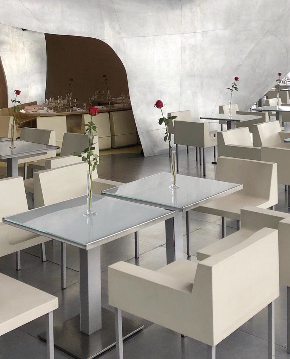 Restaurant Georges, situé en haut du centre Pompidou, décor futuriste (pas halal mais il y a des plats sans viande etc) ça en vaut le coup