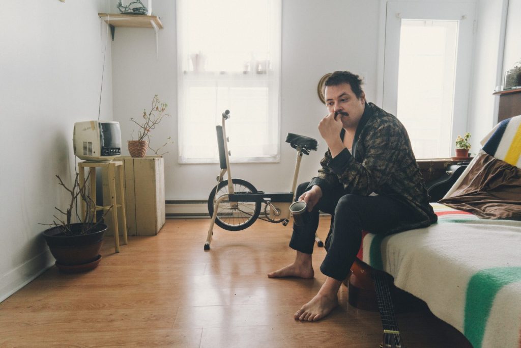 Georges Ouel est un nom à surveiller, lui qui vient de lancer l'album « Les monomanies du bonheur, face A » aux sonorités acoustiques et aux textes souvent légers et humoristiques. Il nous a accordé une entrevue-éclair pour… lesmeconnus.net/entrevue-eclai…