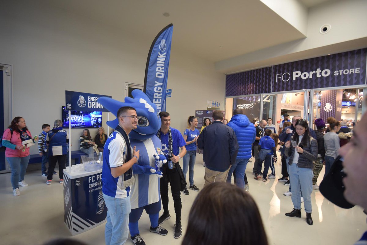 FCPorto's tweet photo. 🔵⚪Port It Drinks

📍FC Porto Energy Drink junto à FC Porto Store

👍Vem experimentar a nova bebida do Dragão

#FCPorto #FCPFCF https://t.co/XzsVQsjc4P