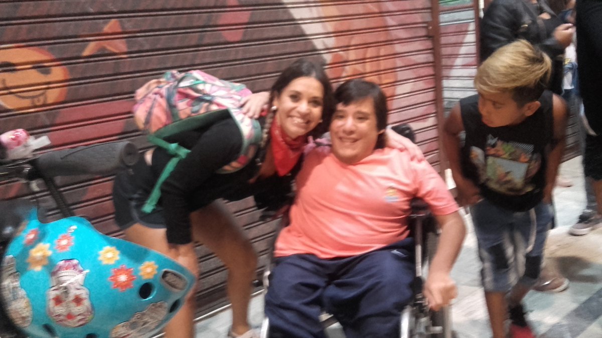 facucuesta88's tweet photo. @carna63 @LarrydeClayOK @humoristasilva @senoritaleeok @danidatolaok muy divertido el 71avo programa de #CarnaALaParilla con:mi amiga @fermetilli (a quien conocí en 2017 #ComoElCulo,vi por 2da vez en #MarDelPlata y nuevamente en 2018 con @ChorrosOK) capos!!! desde Mercedes bs as. https://t.co/wQ6n8TCzZF