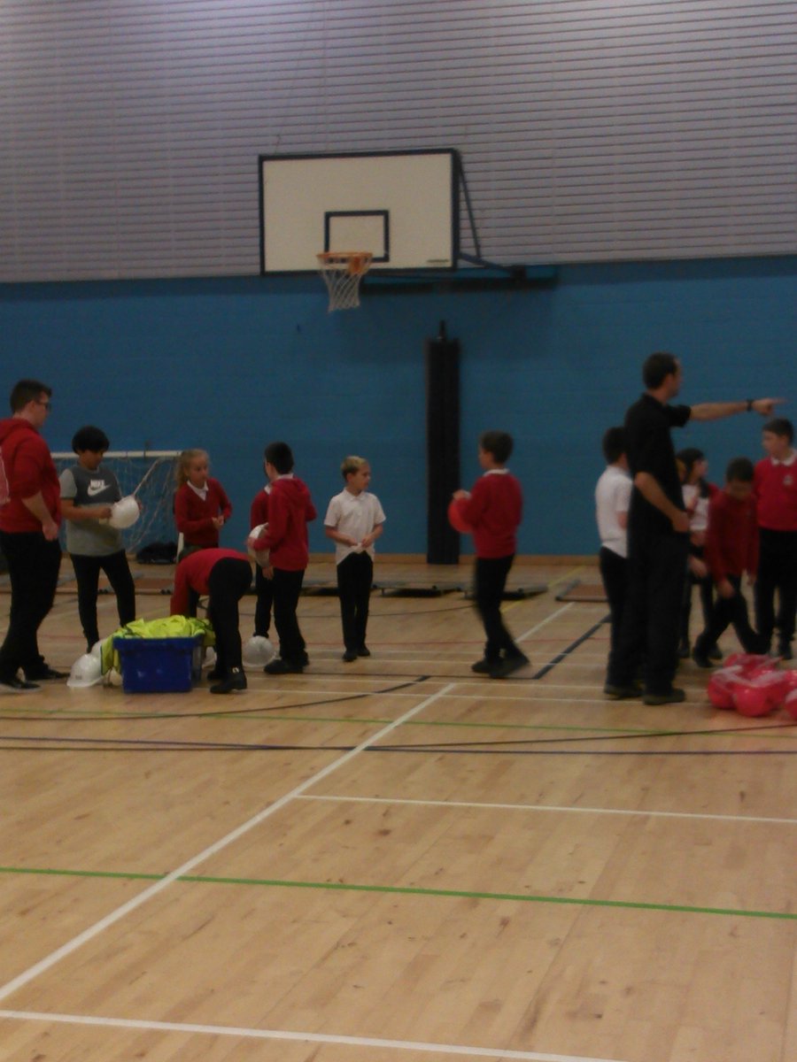 MrsV_Wyper's tweet photo. P6W had a wonderful time taking part in a 'Bridge Building' challenge @StirlingHS #WorldOfWork!
Have a look to see how much fun they all had! https://t.co/c1bOAKxi2D