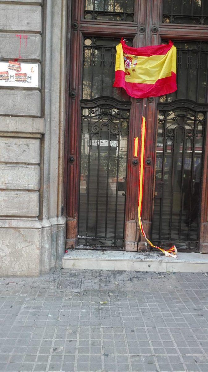 omnium's tweet photo. Aquest migdia han tornat a atacar la nostra seu. Una nova demostració d’intolerància. Malgrat els atacs, les amenaces i la repressió, seguirem compromesos amb la construcció d’un país just, democràtic i lliure. https://t.co/zGl9gEK4Zi
