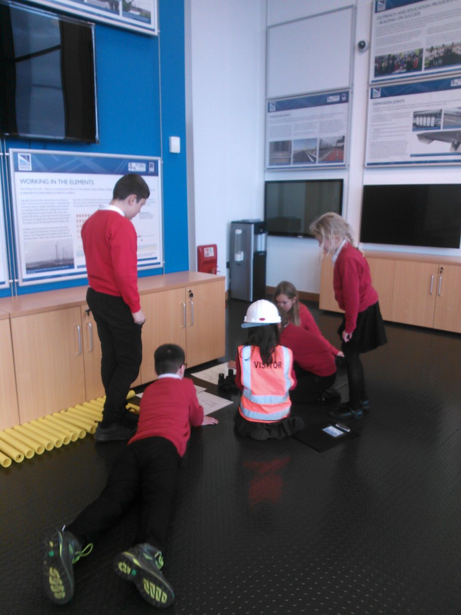 MrsV_Wyper's tweet photo. Finding out more about engineering, the Forth Bridges and the construction of Queensferry Crossing #STEM Challenges! https://t.co/AcW8uGwsOi