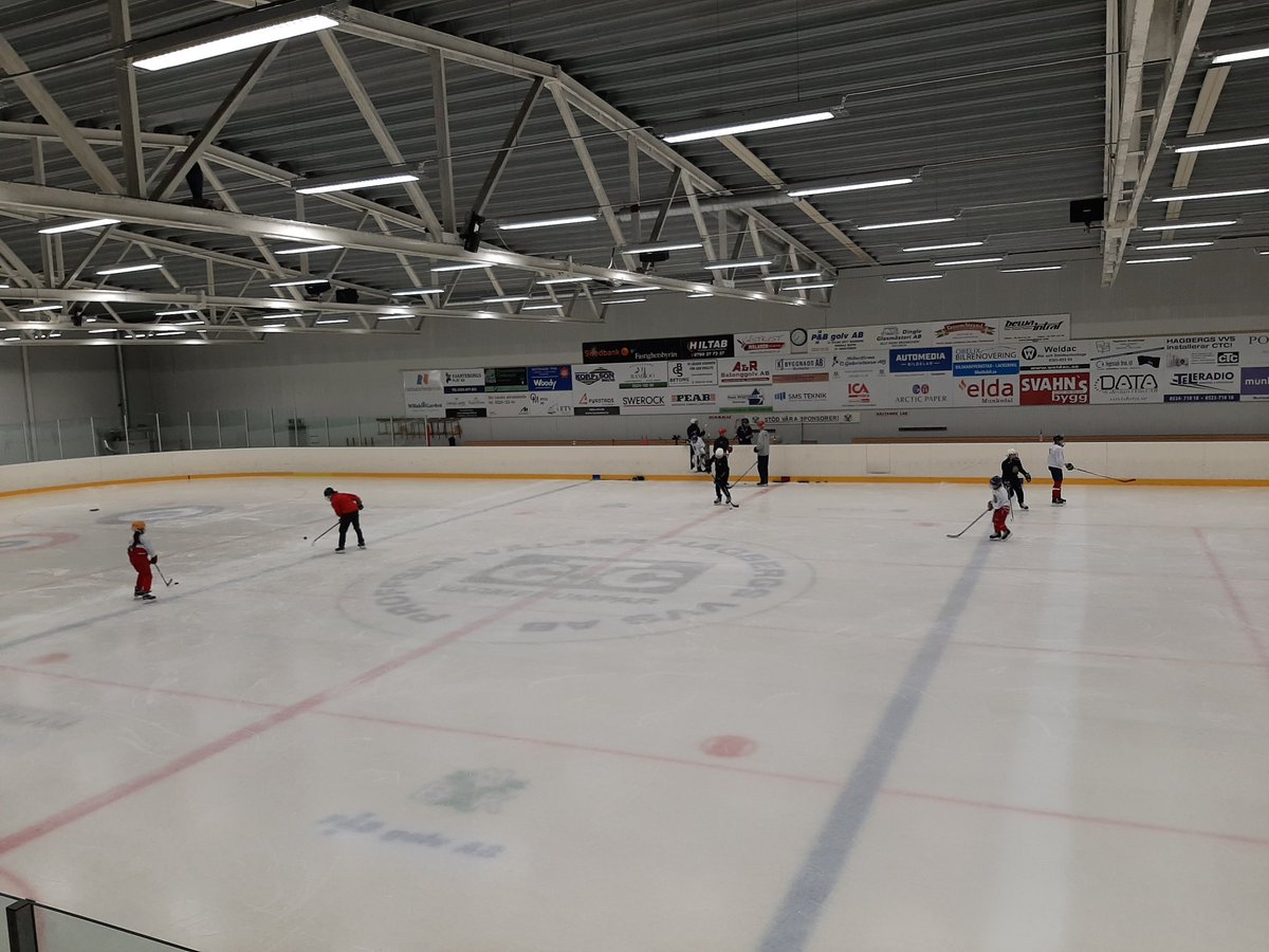 smixak's tweet image. Höstlovscamp för tjejer övernattning i ishallen #twittpuck #spännande