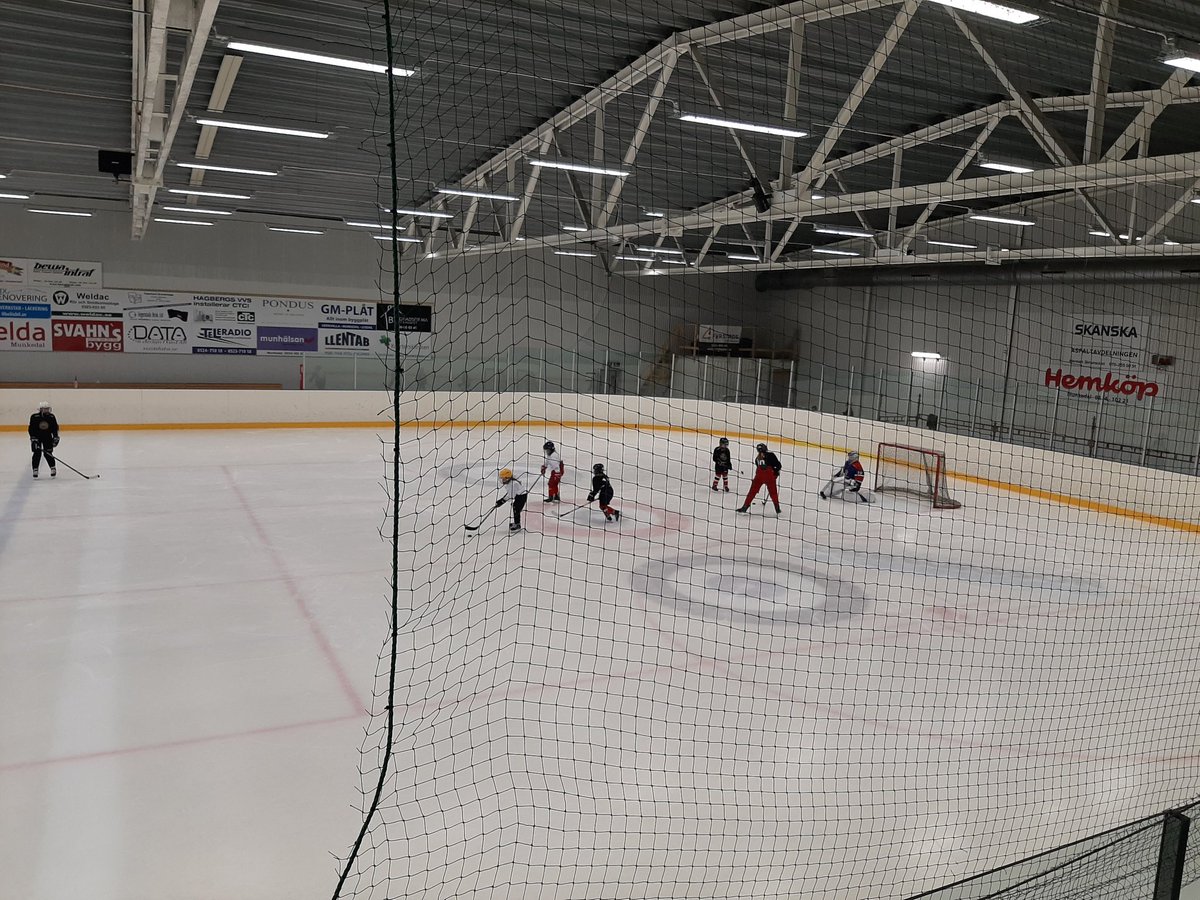 smixak's tweet image. Höstlovscamp för tjejer övernattning i ishallen #twittpuck #spännande