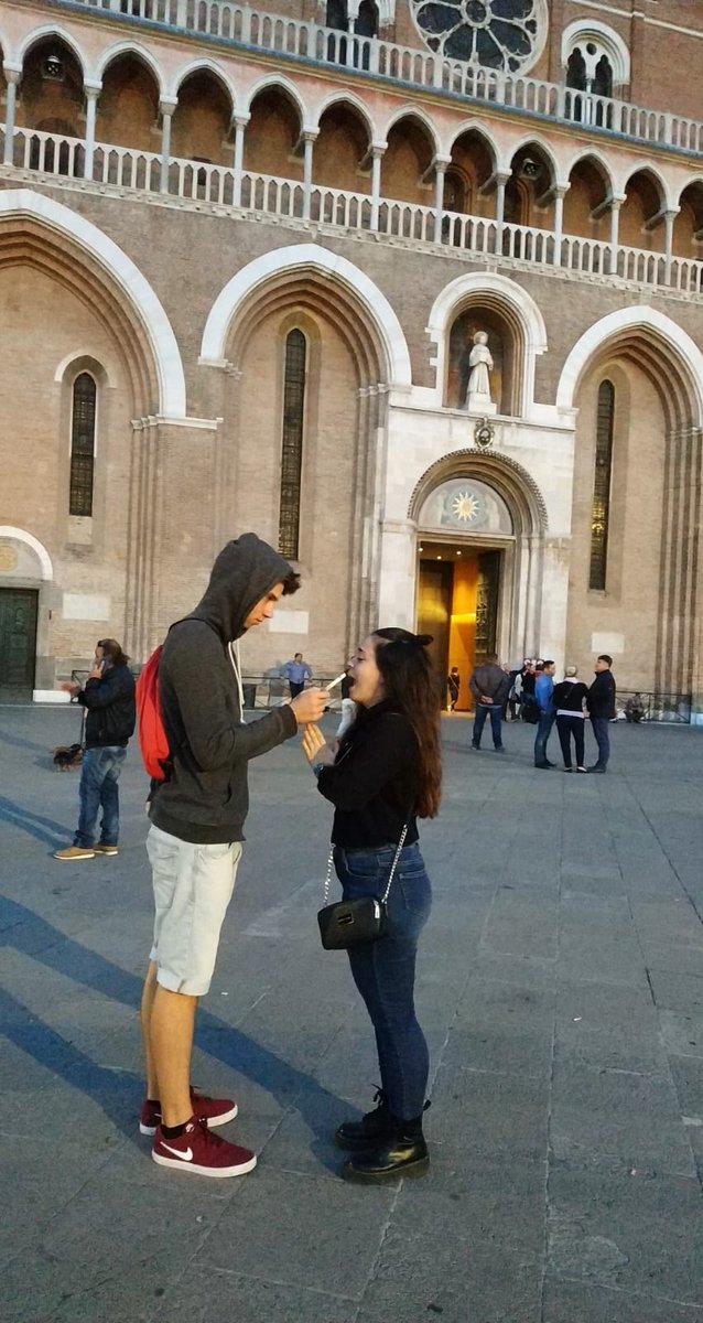 Yop tomando el cuerpo de cristo en una iglesia bastante flamativa