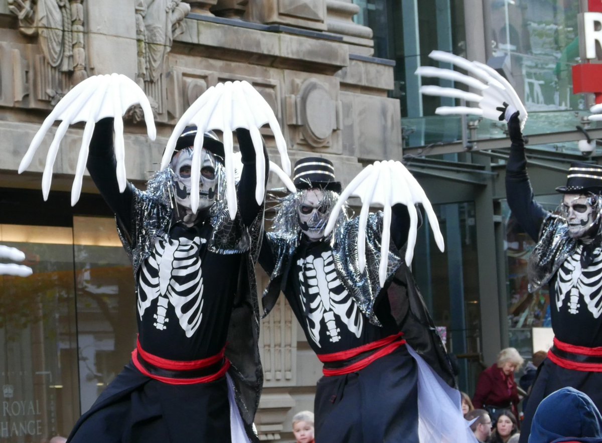 Fantastic afternoon at The Strolling Bones parade by @walktheplank (@choreoruth @bkbilliklinger @ManchesterBID @VisitMCR @CityCo @HalloweenMcr)

#performingarts #manchester #halloween #HalloweenMCR #halloween2019 #Skeleton #halloweenparade #spooktacular #strollingbones