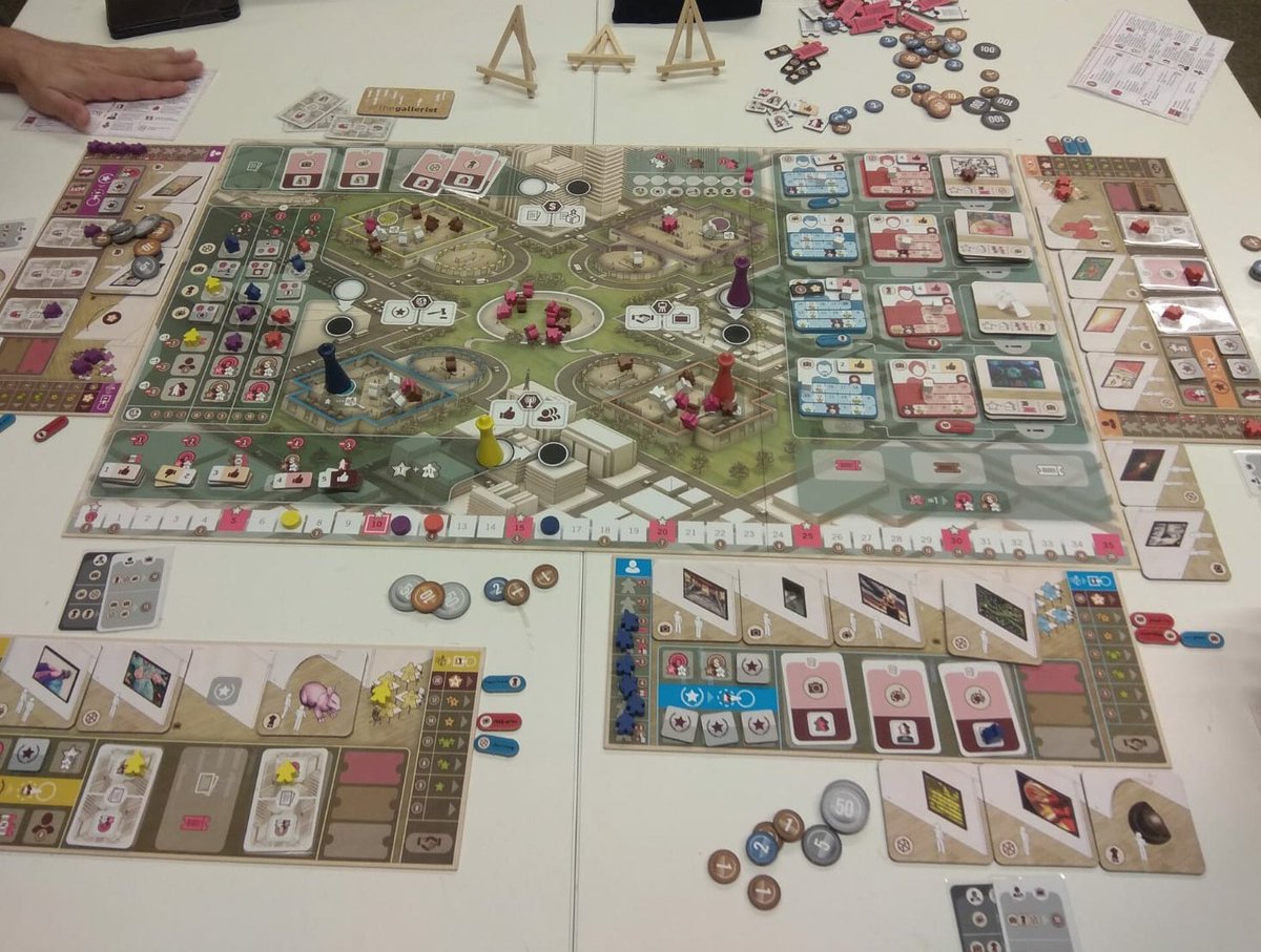 l_hudic's tweet photo. En nuestra 2° sesión (24/10/19) en el Club d'Esplai Bellvitge, hicimos partidas a #theGallerist, #galaxyTrucker y no podíamos acabar de otra manera que con un par de #secrethitler https://t.co/pCO7Ku7v1q