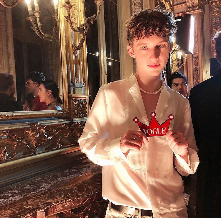 Troye_Polska's tweet photo. 24.10 | Troye podczas pokazu mody Giambattista Valli X H&amp;M w Rzymie. https://t.co/CNd6EF7K91