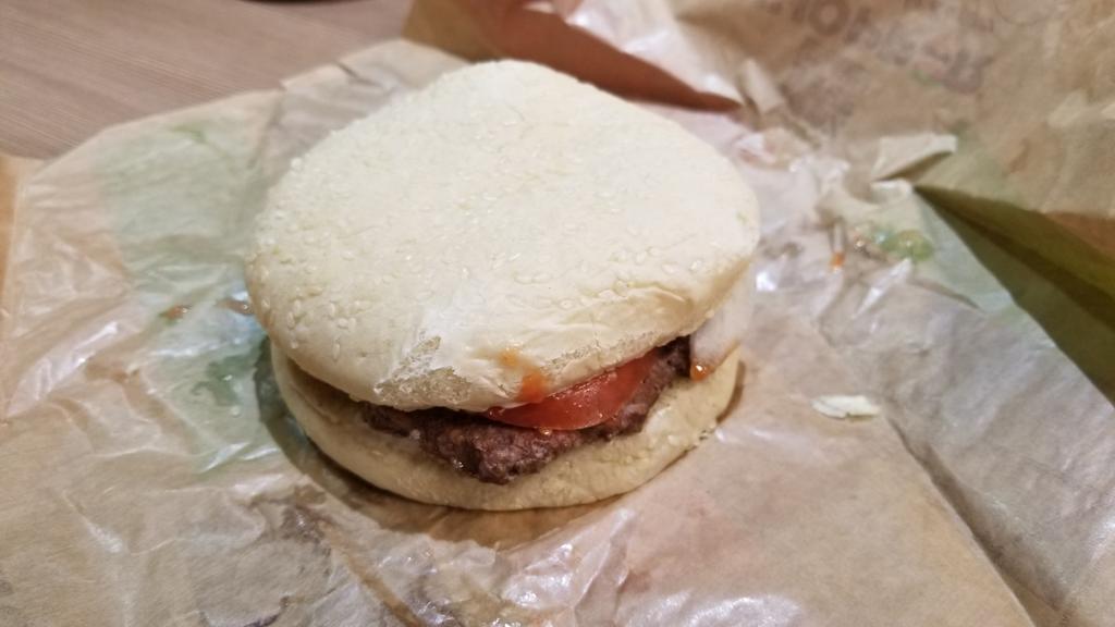 Jordamus_Prime's tweet photo. So the #ghostwhopper doesnt appear to photograph well from ANY angle. It was... underwheleming. I am really disappointed, as I expected amazingness but recieved a slight hint of cheese flavor. You aren't missing much if you can't get one sadly. https://t.co/5plChjzfM1