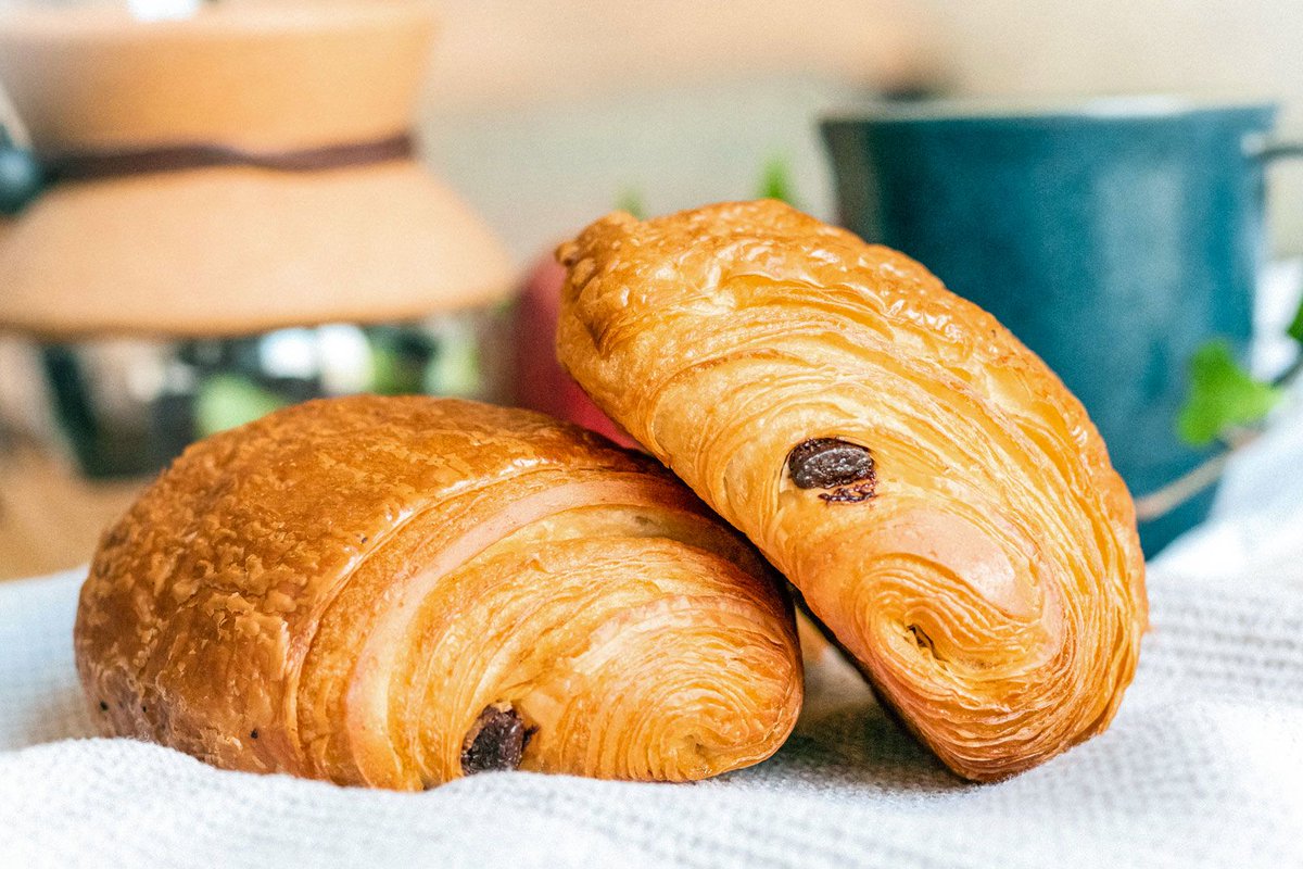 SpotsFranceFR's tweet image. Dimanche "Saviez-vous" 🤓
C’est l’éternel débat : pain au chocolat ou chocolatine ? Zoom sur l’histoire de cette viennoiserie constituée de pâte feuilletée qui entoure deux barres de chocolat. 

buff.ly/2WjbGAB
#bordeaux #ChocolatGate #chocolatine #painauchocolat