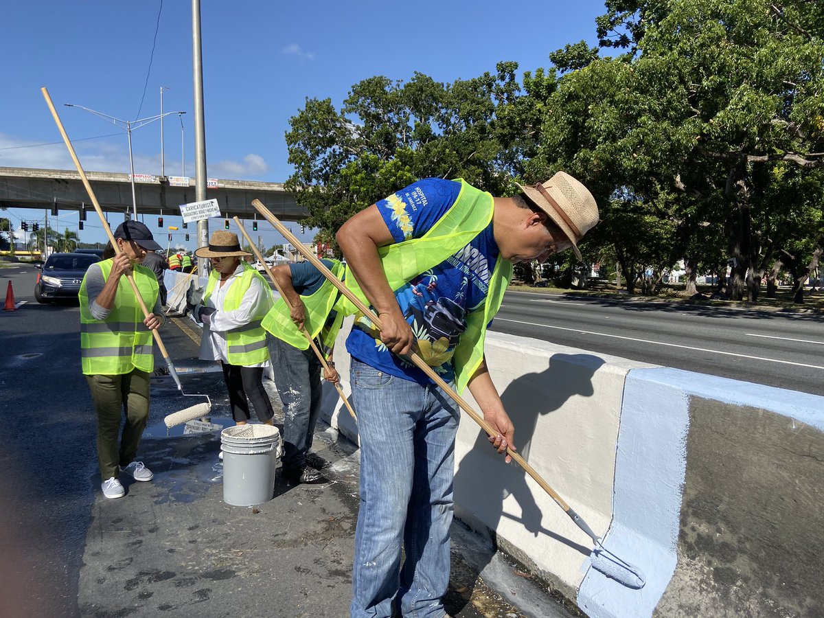 juanoscar51's tweet photo. Hoy domingo, junto a voluntarios y mi equipo de trabajo, limpiamos y pintamos un tramo de la avenida 65 de Infantería en Río Piedras, cerca de los elevados hacia Trujillo Alto. Esta iniciativa es como parte del Programa del DTOP, #AdopteUnaCarretera. https://t.co/YSvEtdiBFH