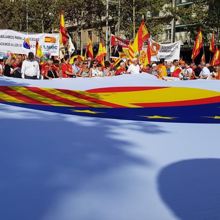 CsSantAndreu's tweet photo. Hoy #27O, hemos demostrado que en #Barcelona existen muchas personas, que se pueden manifestar en tono festivo y reivindicativo, sin violencia, sin cortes de carreteras, sin quemar contenedores, sin agredir a nadie, pidiendo la unidad, la calma, y el sentido común.
#stoproces https://t.co/gTnUakPakU