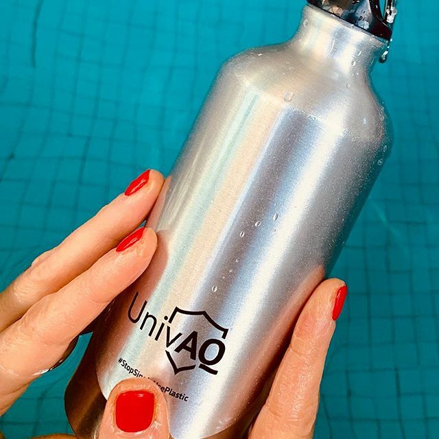 univaq's tweet photo. La borraccia #UnivAQ in piscina!#StopSingleUsePlastic!
Taggate le vostre foto #UnivAQnoPlastic o inviatecele a “social@univaq.it” sceglieremo la migliore e in premio la felpa di #StreetScience2019! https://t.co/A7k104AJyl https://t.co/aF68PIS0AQ