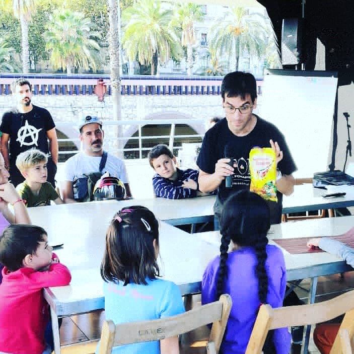 AtomCiencia's tweet photo. 👉 #llenazo d'Atom a la #FestaDeLaCiencia de Barcelona! 

Un any més, ha sigut un plaer compartir amb vosaltres el costat més entretingut de la ciència! 
#TotesSomGenis 

@BCNCiencia @ACCC_ @ChemaBorrego @martibadal https://t.co/OE7zKHccZX