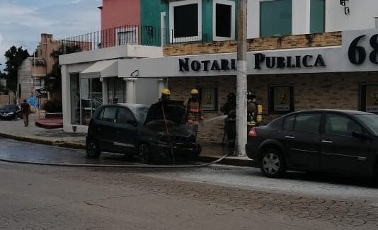 Unidades de emergencia atendieron el incendio de un vehículo en la Av Xelha de la Sm 28.
¡Maneje con precaución al circular por la zona!