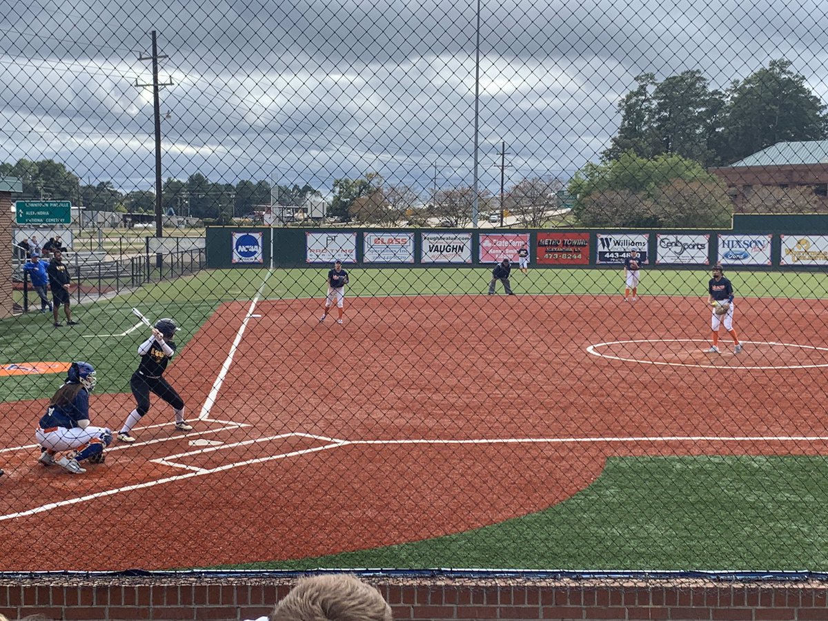 Bailey McMIllian LC pitching to Amber Giddens LSUA...#proudolecoach  #greatyoungladies #LadyGriffinalums