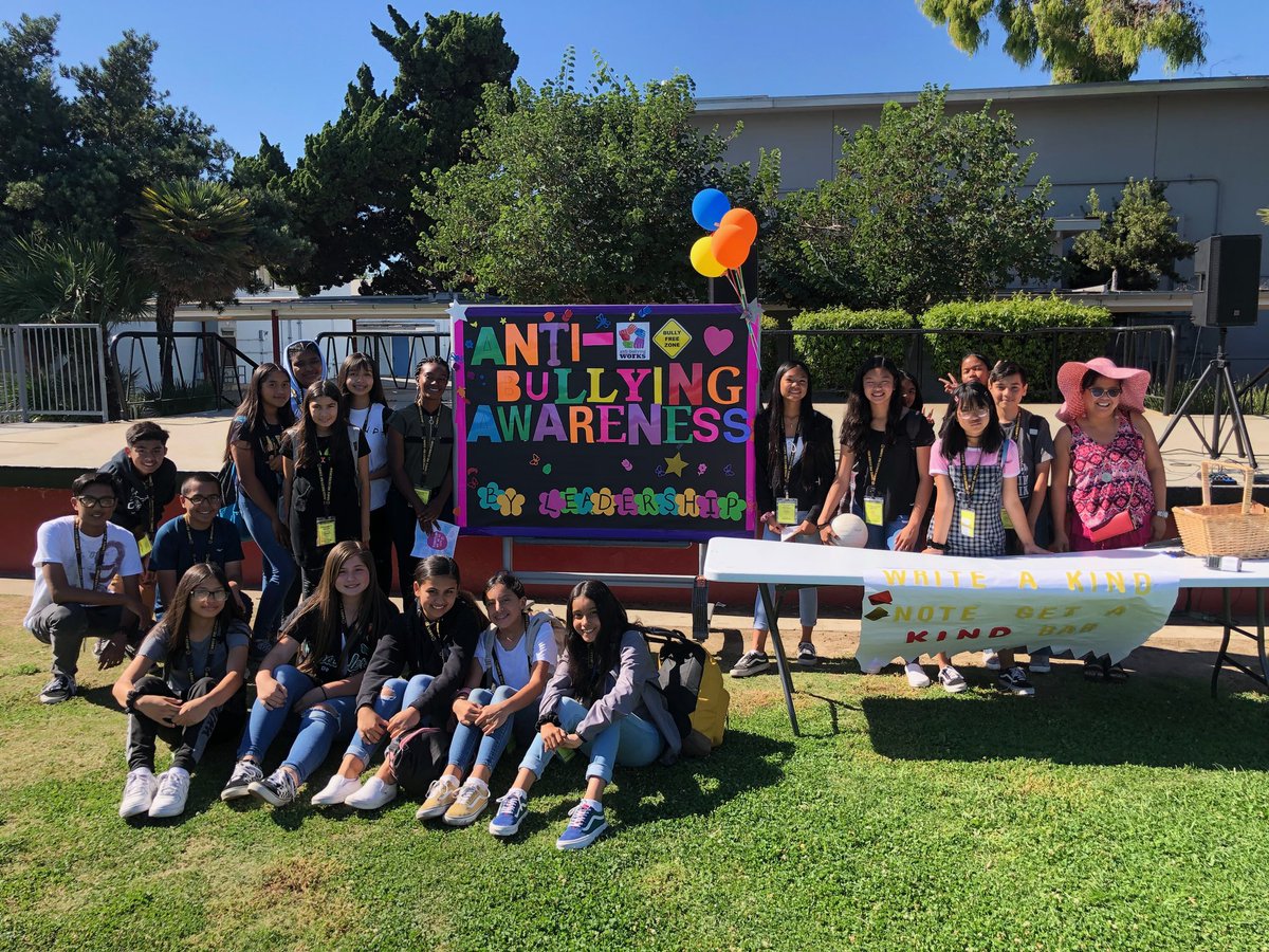 WhiteMSCarson's tweet photo. Kindness matters!! Write a kind note, get a Kind Bar ❤️ Thank you to our Leadership Class for modeling what matters. @kindsnacks #knightsleadership #stephenmwhite #carson #carsoncos #kindnessmatters #latepost #knightsonthemove #LAUSD ##LDSouth https://t.co/vonbFEQt7c
