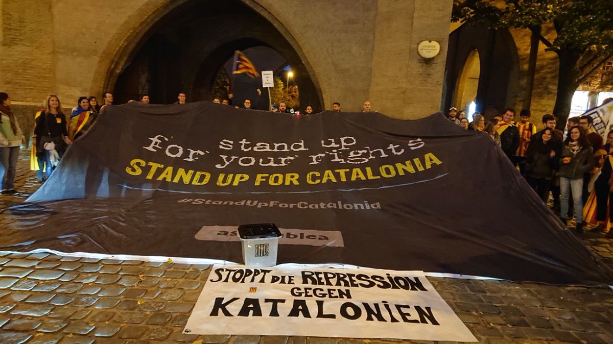 Ein paar Eindrücke der heutige Demo in München: stoppt die Repression gegen Katalonien und befreit alle politische Gefangenen! Europa, schau nicht weg!  #Llibertatpresospolítics #SpainSitAndTalk #SpainlsAFascistState #StandUpForCatalonia