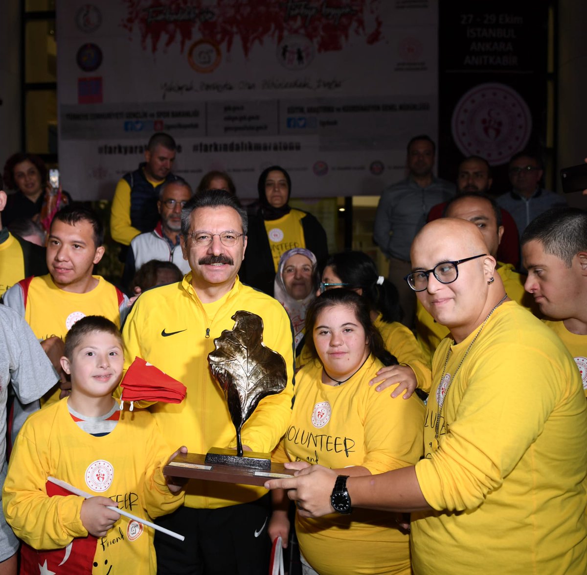 “Engelsiz Bir Türkiye İçin Farkındalık Maratonu” Koşucuları,Valimiz Sayın <a href="/ValiAKSOY/">Hüseyin AKSOY</a> Tarafından Valilik Binası Önünde Karşılandı. Spora verdiği destekle ön planda olan Valimiz genç yaşlı demeden sporun içinde bulunan herkesle fotoğraf çektirerek katılımcı herkese teşekkür etti.