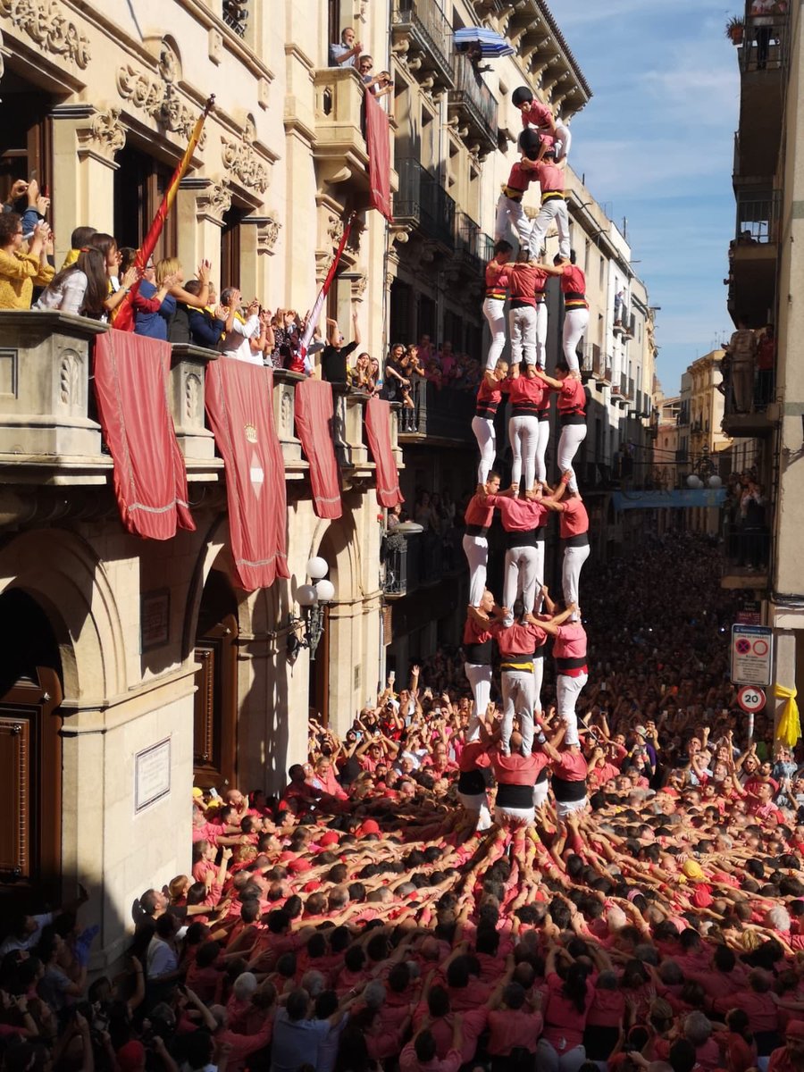 collavella's tweet image. Avui, a la Diada de Santa Úrsula, hem realitzat la millor actuació de tots els temps i primera tripleta neta de la història: 4d9sf, 3d9sf (c), 2d8sf i pd8fm! Enhorabona a totes i a tots els que ho heu fet possible! Glòria dels Xiquets de Valls!!!

#castellers #ADNCollaVella