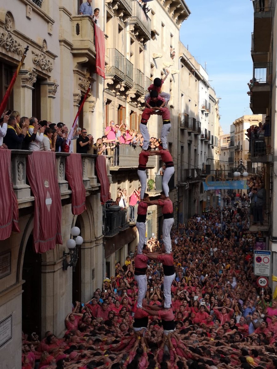 collavella's tweet image. Avui, a la Diada de Santa Úrsula, hem realitzat la millor actuació de tots els temps i primera tripleta neta de la història: 4d9sf, 3d9sf (c), 2d8sf i pd8fm! Enhorabona a totes i a tots els que ho heu fet possible! Glòria dels Xiquets de Valls!!!

#castellers #ADNCollaVella