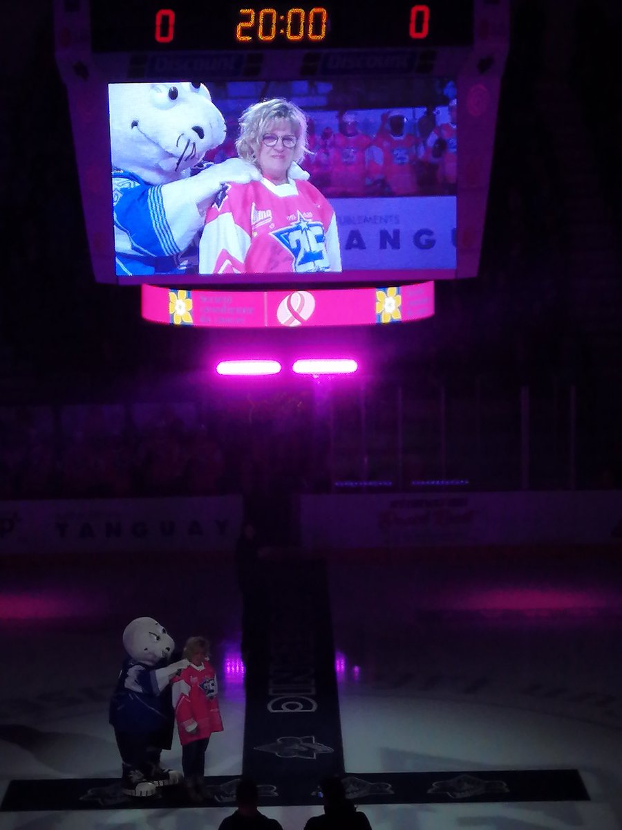 oceanicrimouski's tweet photo. La porteuse d'espoir de ce match en rose: Michelle Charland. Ensemble, nous sommes plus forts que le cancer. #societecanadienneducancer #matchenrose #gonicsgo #oceanic25 https://t.co/gPlkGEK4pZ