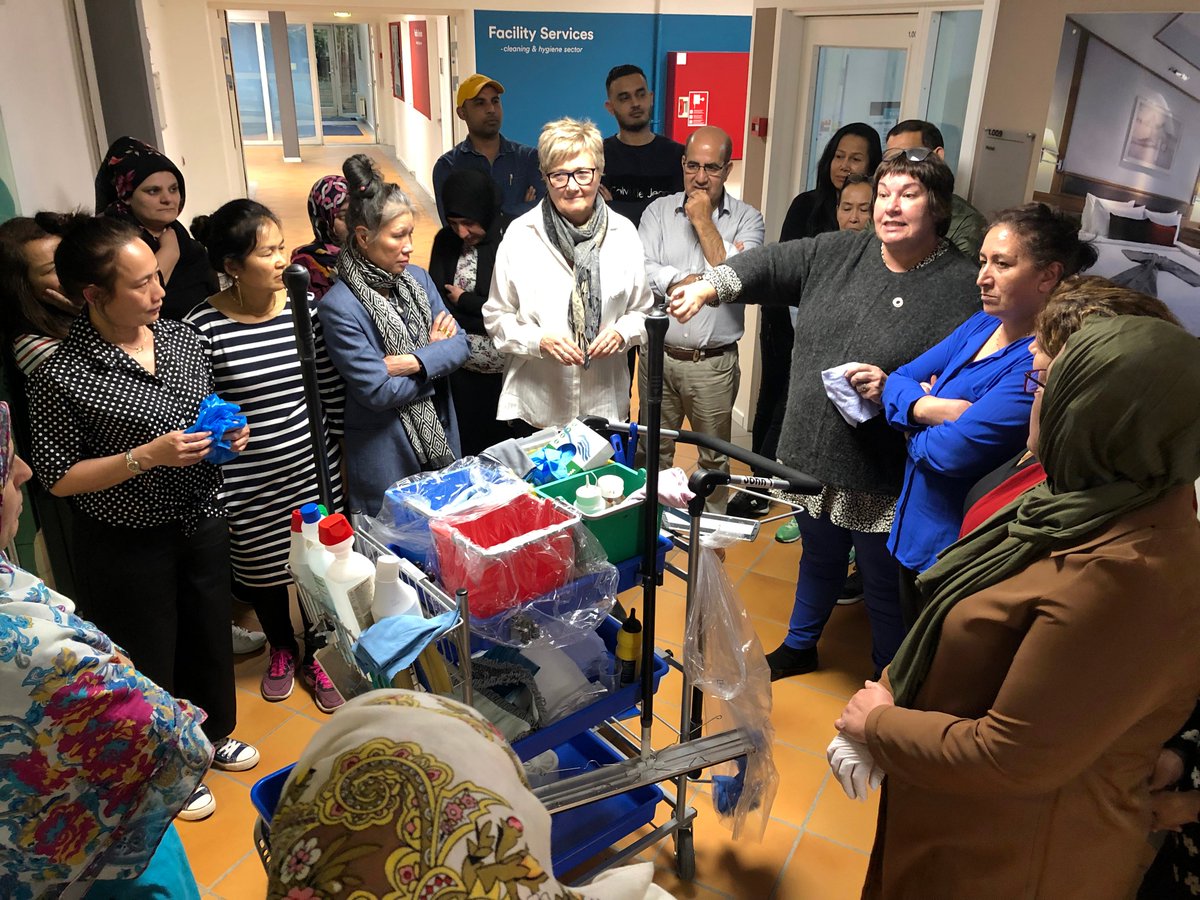 ForenedeService's tweet image. Frivilligt på rengøringskursus over tre lørdage. @ForenedeService har tryk på uddannelsesindsatsen. Se mere:
facebook.com/ForenedeServic… #Efteruddannelse #HR #arbejdsmarked #arbejdsmiljø #servicebranchen