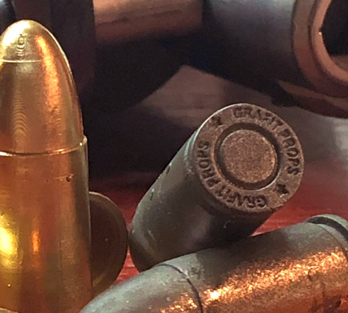 grafitomi's tweet image. Was experimenting today with some bullets. Resin printed ones. The engraving says “GRAFIT PROPS” 😂 - ordered some awesome metallic paints so next week will be exciting. Also Arya’s catspaw is coming..  #sharelearnGROW