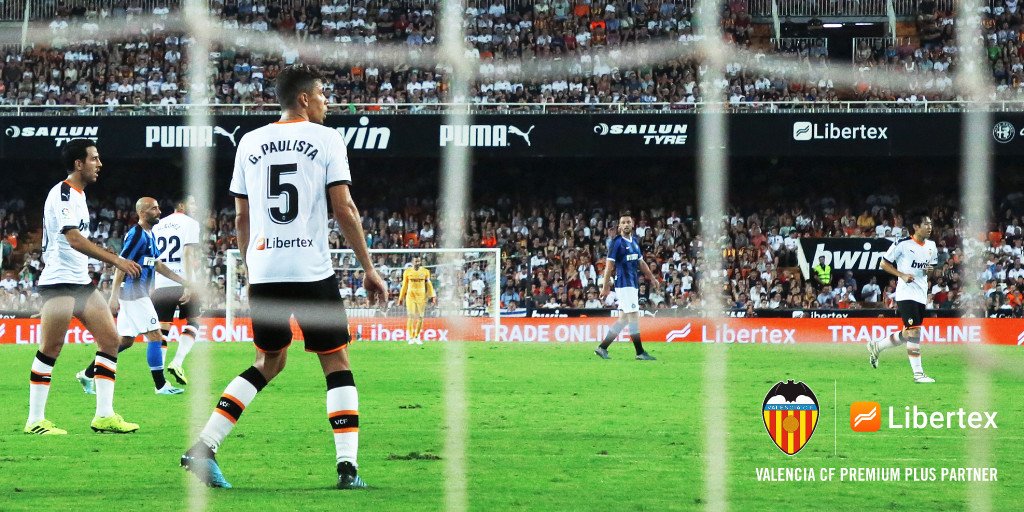 libertex_europe's tweet photo. ⏱⚽🦇 EMPIEZAAAAA el #Osasuna-@valenciacf
90 minutos por delante para sumar 3 puntos más. AMUNT 💪
#VCFLibertex #Libertex #ValenciaCF #LaLigaSantander #Football #FutureisNowVCF #OsasunaValencia #AmuntValencia https://t.co/5heI2Oet7A