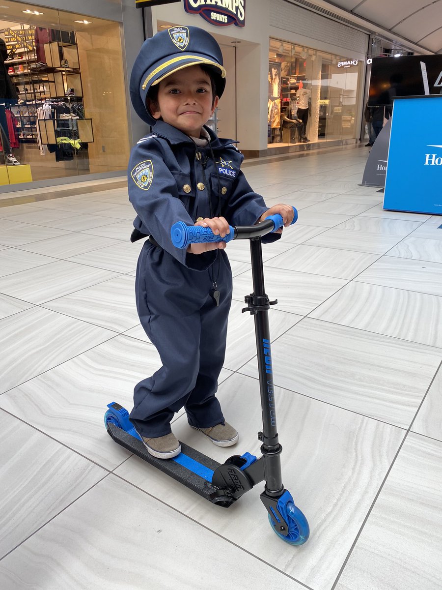 4_0kiosk's tweet photo. Got Pulled Over by a Police Officer, told him don’t give me a ticket I will give you 2 Free Phones if you switch. #BoostMobile #AmazingWireless #Hyperlink #SwitchMatters https://t.co/0zpchgctCq