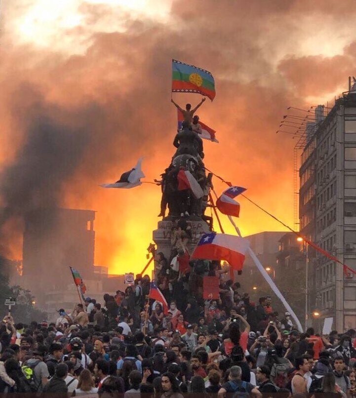 LOLOFLAERA's tweet photo. Αφαλατωμένο νερό πίνουν οι κάτοικοι των πόλεων στη Χιλή, καθώς τα φυσικά αποθέματα είναι ιδιωτικοποιημένα και χρησιμοποιούνται σε ορυχεία χρυσού. 
Ένας από τους πολλούς λόγους των τεράστιων διαδηλώσεων...
Ο Harris Georgiou εξηγεί σύντομα κ αναλυτικά.  
#Chile #Santiago https://t.co/80mAP2ixfO