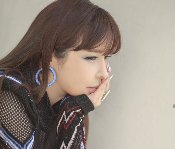 2ne1ithurts's tweet photo. She is so cute #MAMAVOTE #parkbom https://t.co/hzvcR5Ix1q